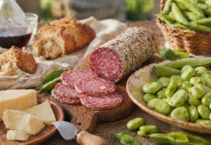 Fave, salame e pecorino: la tradizione primaverile tra Liguria e gite all’aria aperta